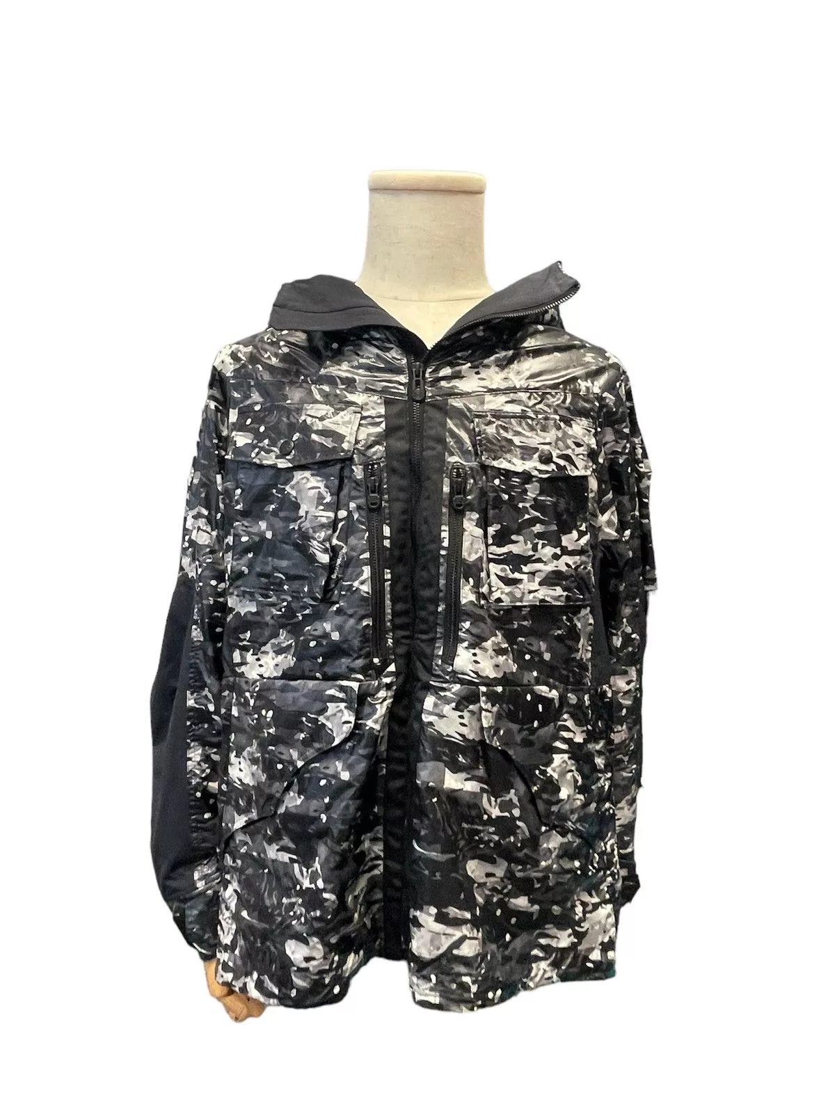 White Mountaineering Light Jackets White Mountaineering BLACK AND WHITE PRINTED ZIP UP HOODIE