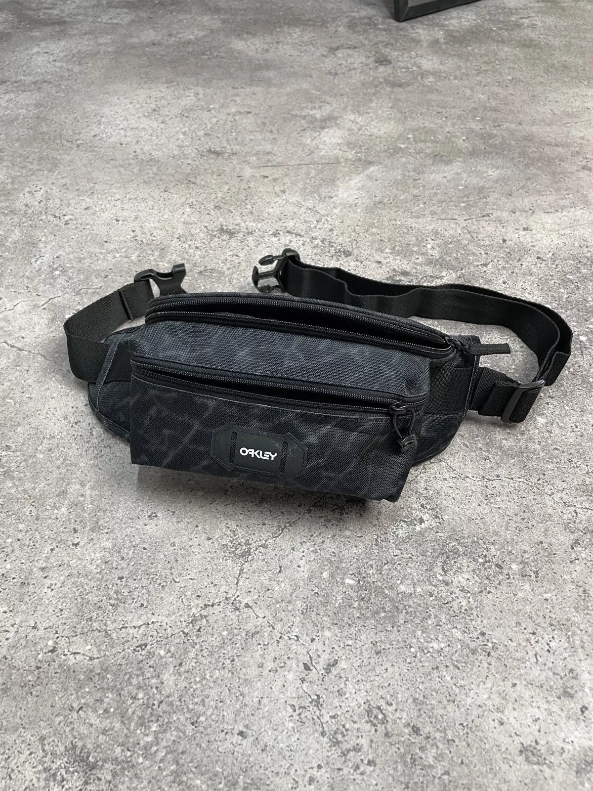 Oakley Bags Luggage Oakley × Vintage Vintage Oakley Y2K Sling Bag Messenger Bag Black Streetwear