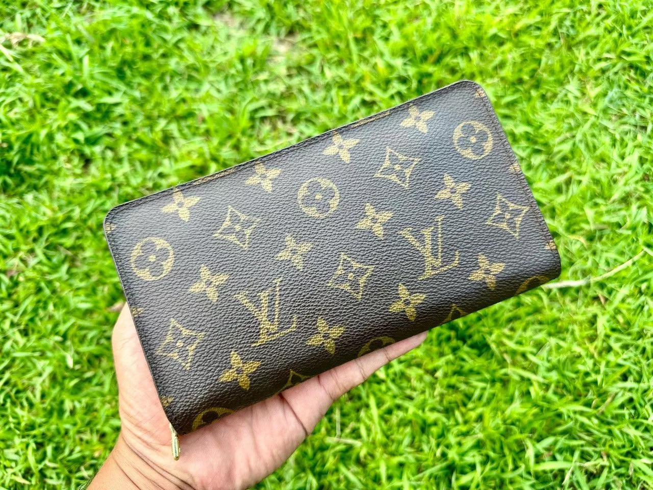 Louis Vuitton Wallets Authentic Louis Vuitton Monogram Canvas Zippy Wallet Brown