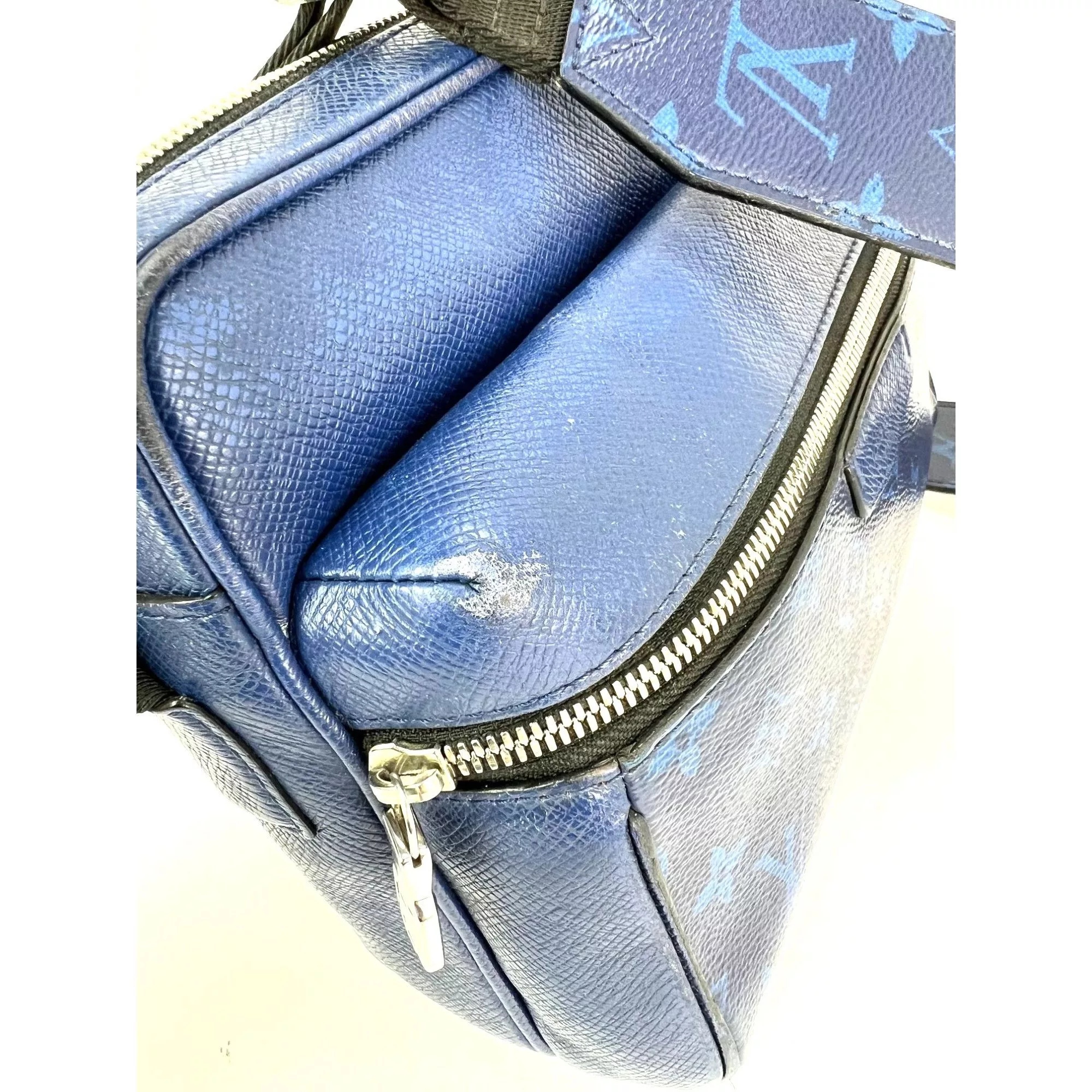 Louis Vuitton Messengers Satchels LOUIS VUITTON Taigarama Outdoor Blue Messenger Bag
