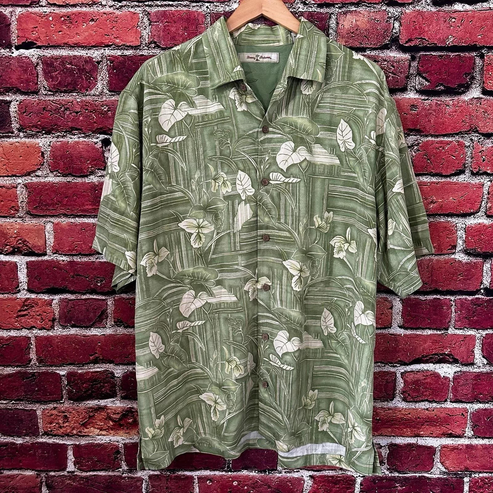 Tommy Bahama Shirts Button Ups Tommy Bahama button-down short sleeve Shirt 100% silk Green