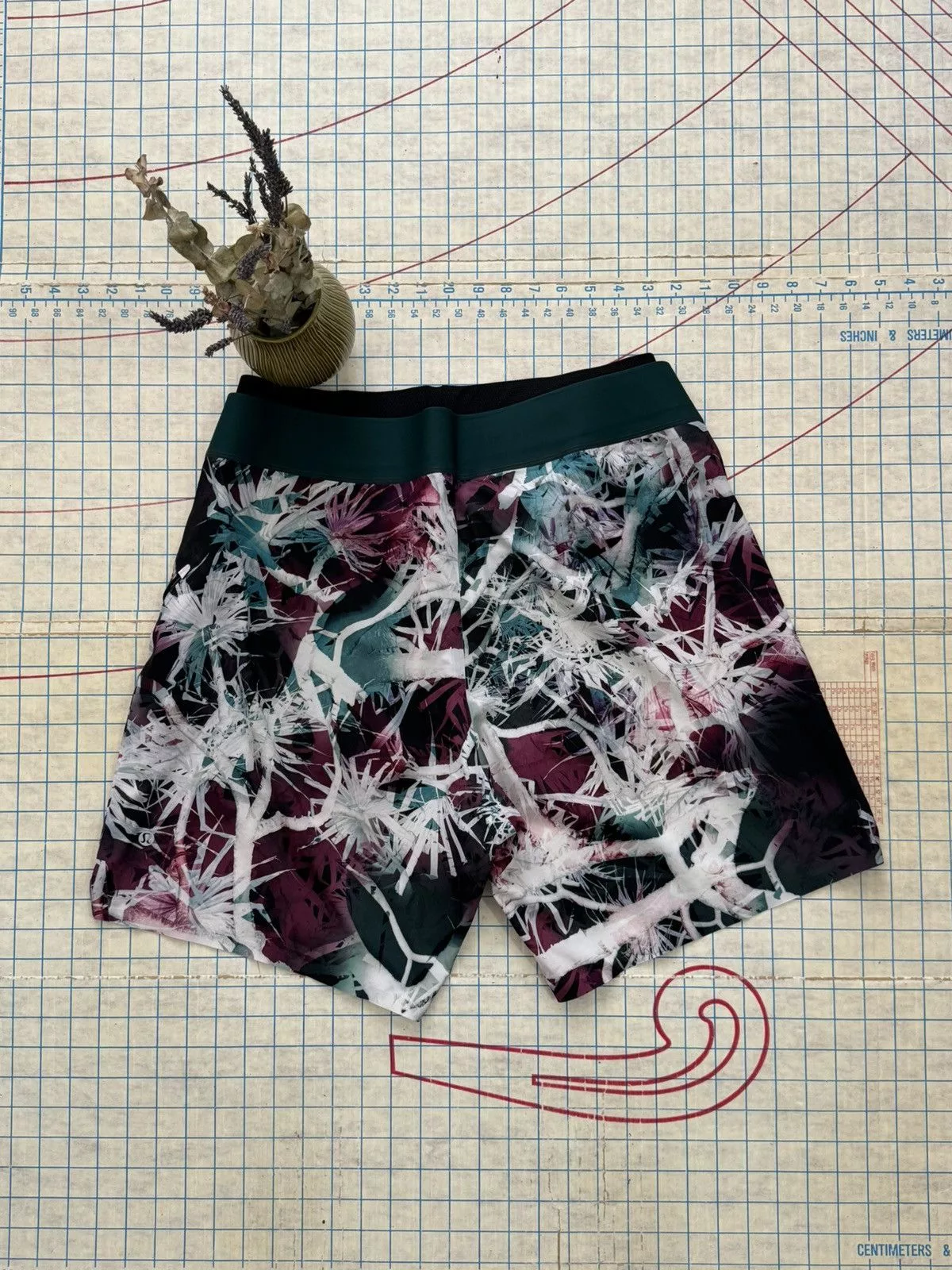 Lululemon Shorts Lululemon El Current Shorts 7” Lined Size 38 Palms Pattern Multi